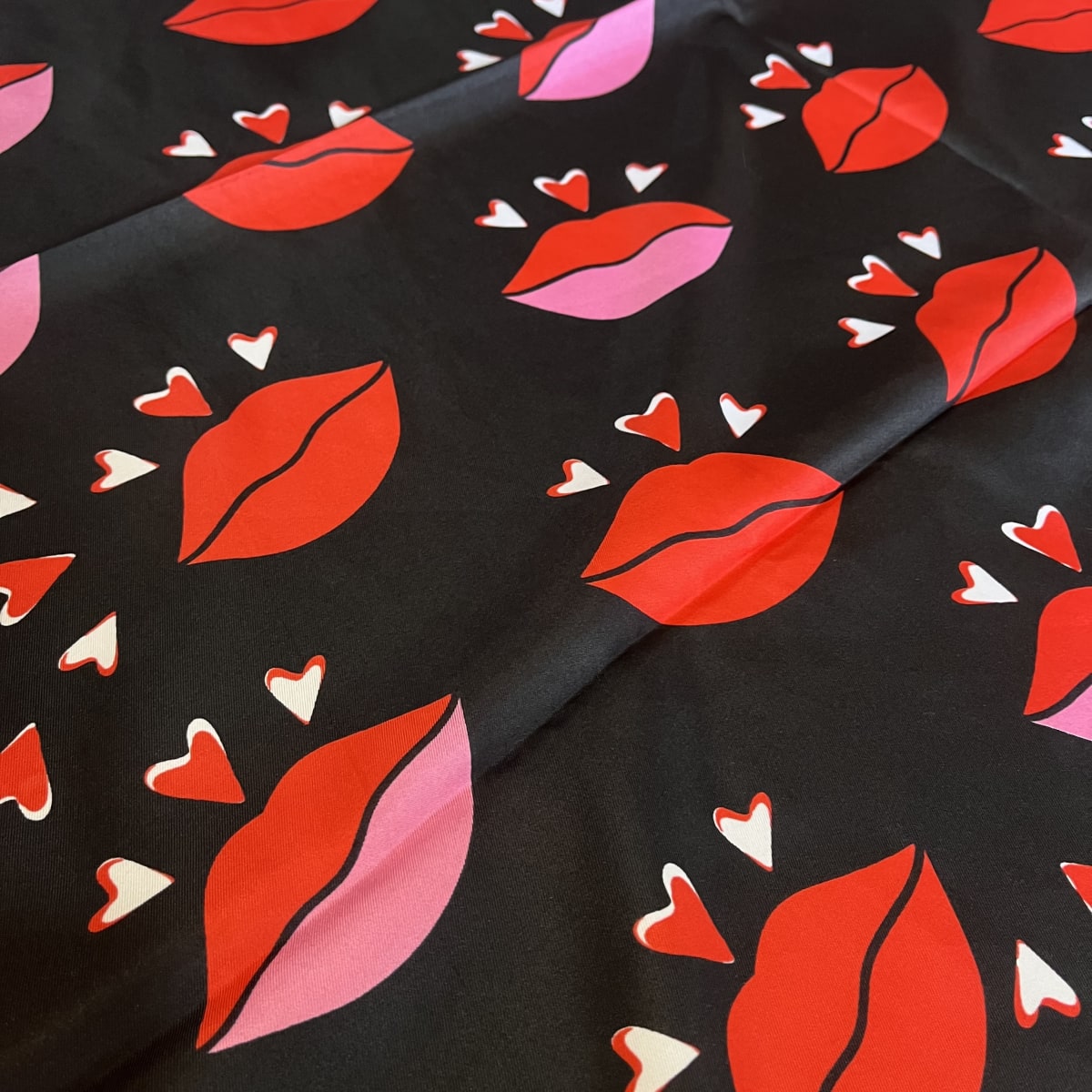 Pañuelo seda 90*90 cms Oreiro love bocas negro y rojo4