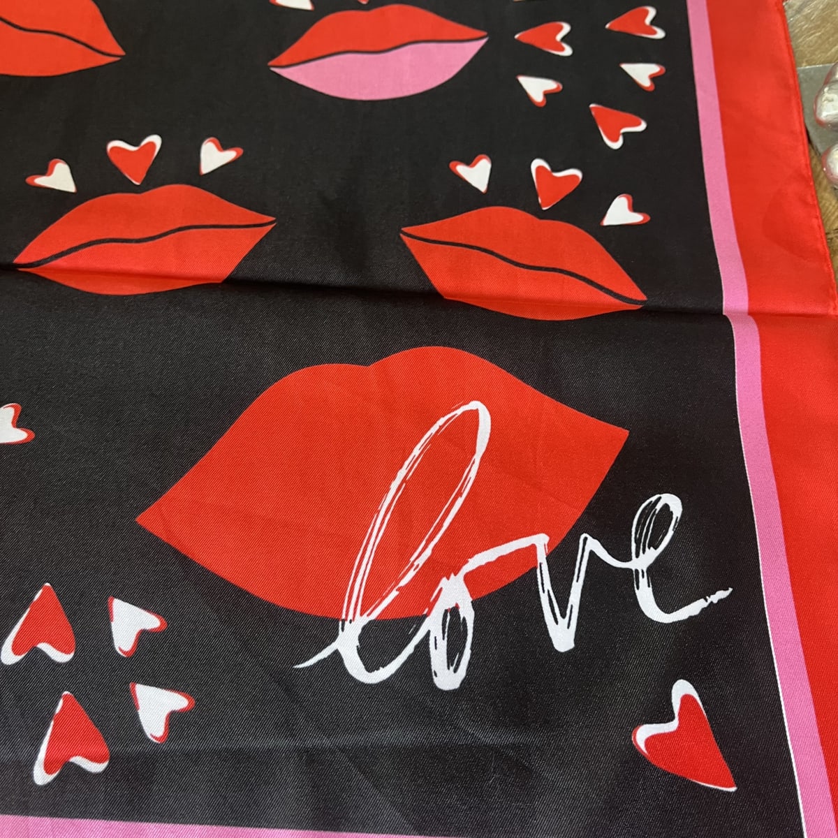 Pañuelo seda 90*90 cms Oreiro love bocas negro y rojo3