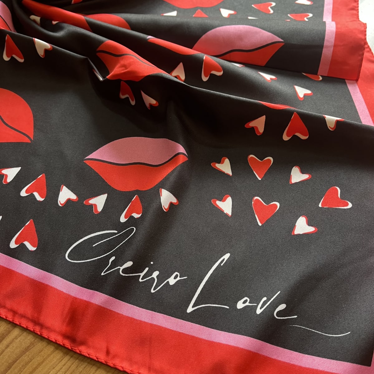 Pañuelo seda 90*90 cms Oreiro love bocas negro y rojo2