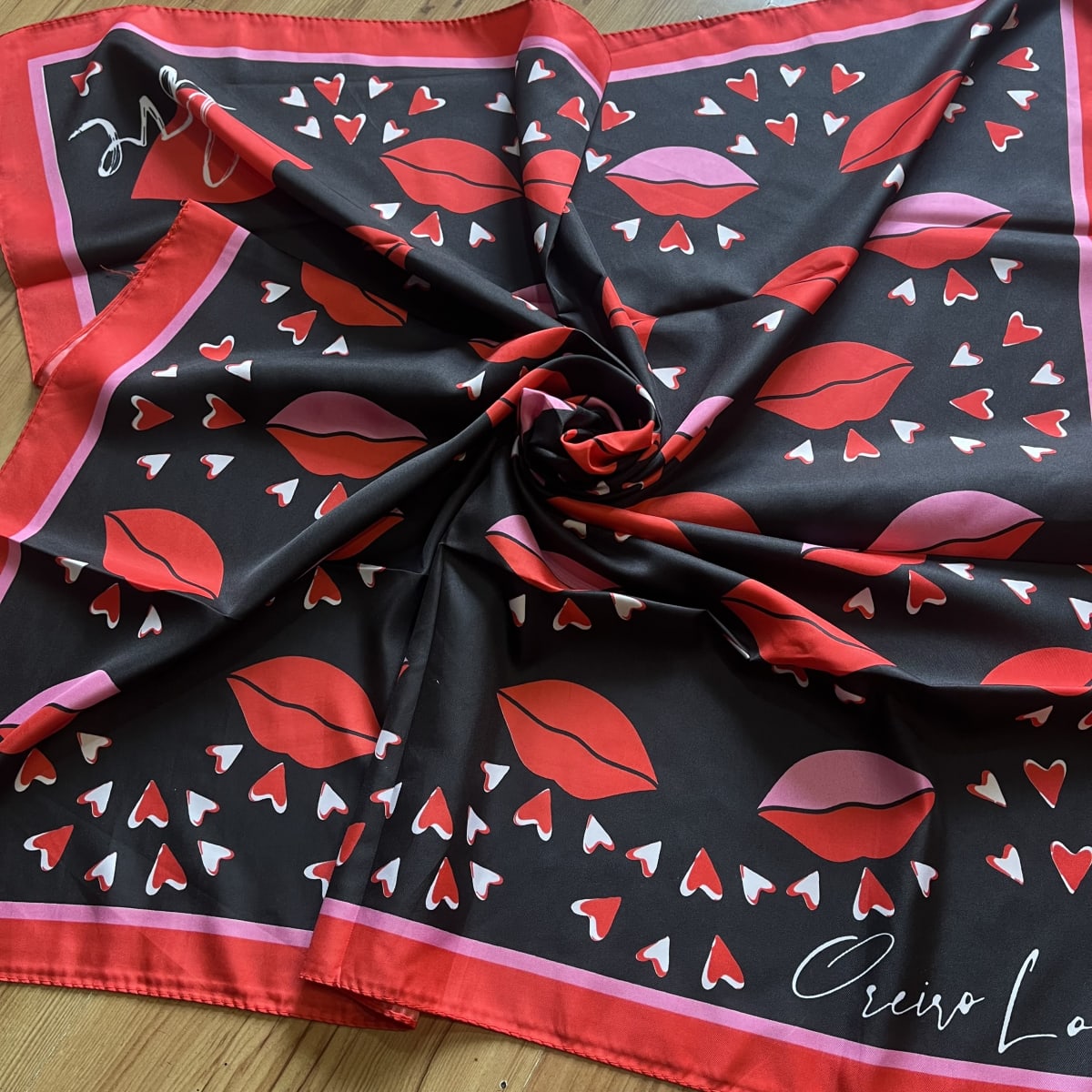 Pañuelo seda 90*90 cms Oreiro love bocas negro y rojo1