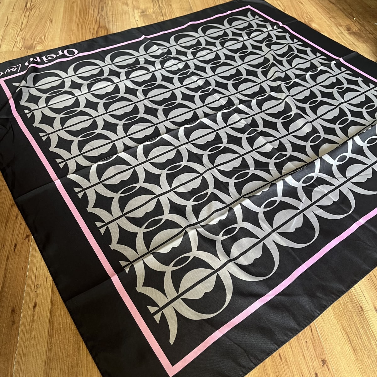 Pañuelo seda 90*90 cms Oreiro love negro gris y rosado2