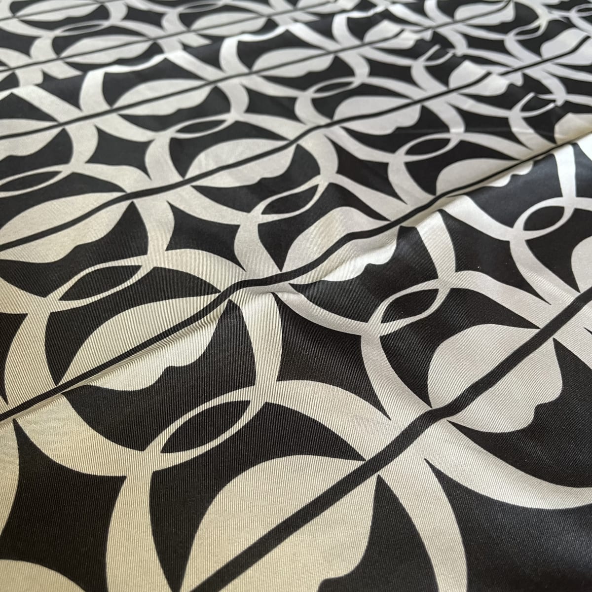 Pañuelo seda 90*90 cms Oreiro love negro gris y rosado3