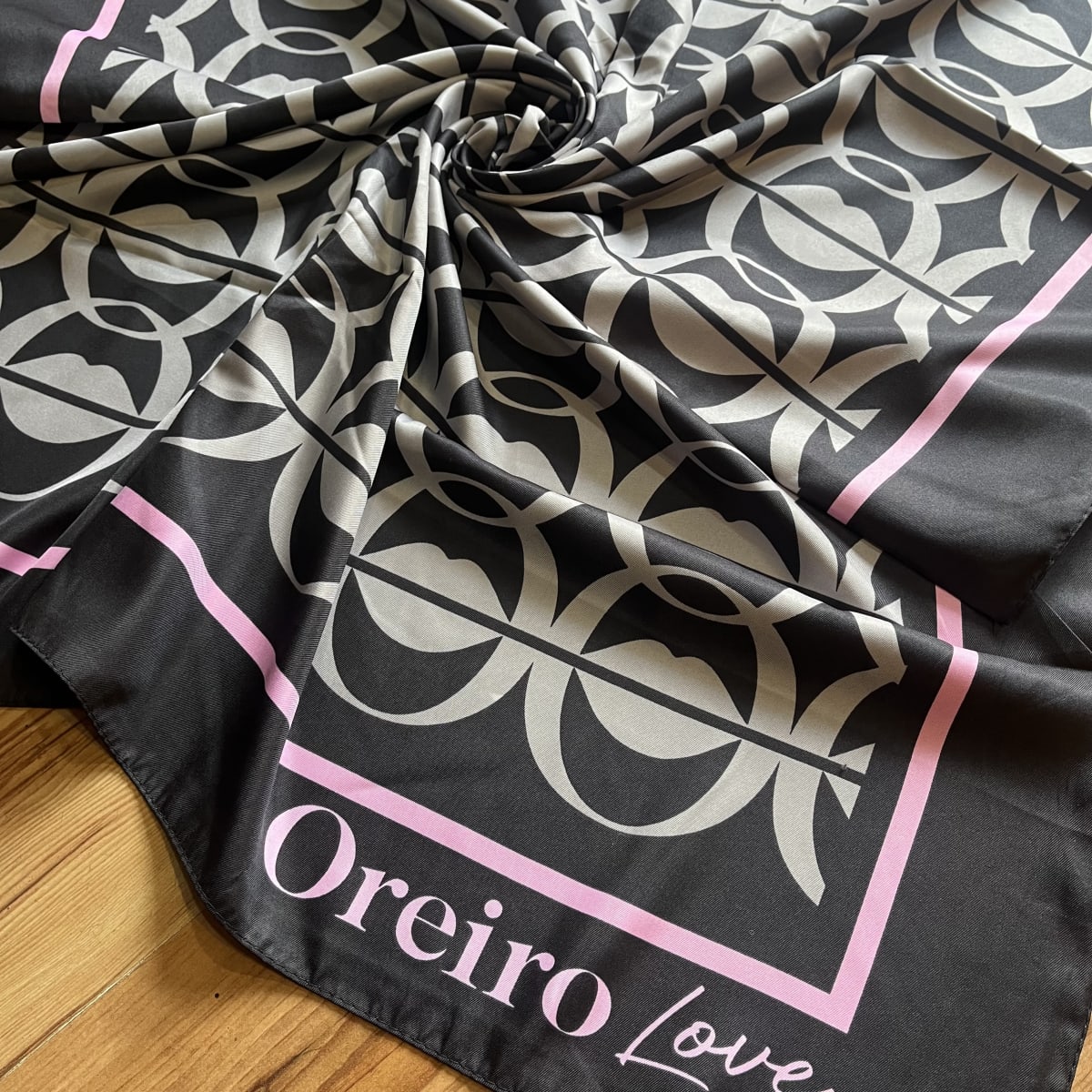 Pañuelo seda 90*90 cms Oreiro love negro gris y rosado4