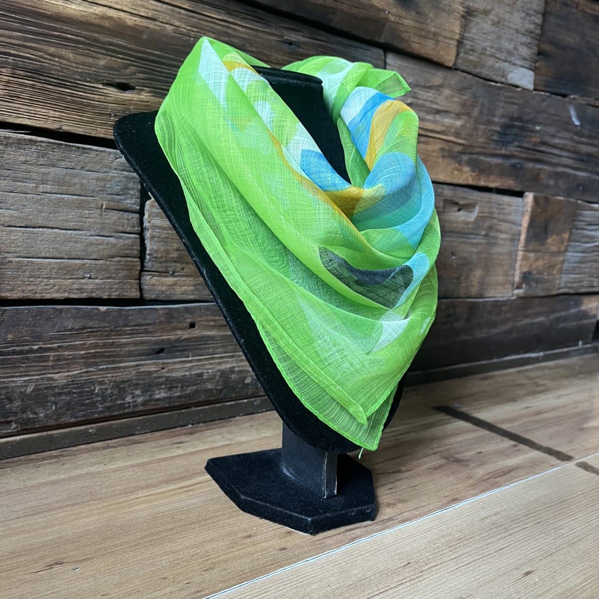 Pañuelo gasa 56*64 cms verde flores3