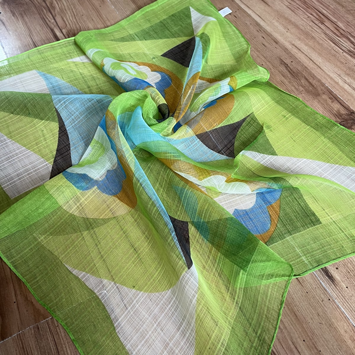 Pañuelo gasa 56*64 cms verde flores2