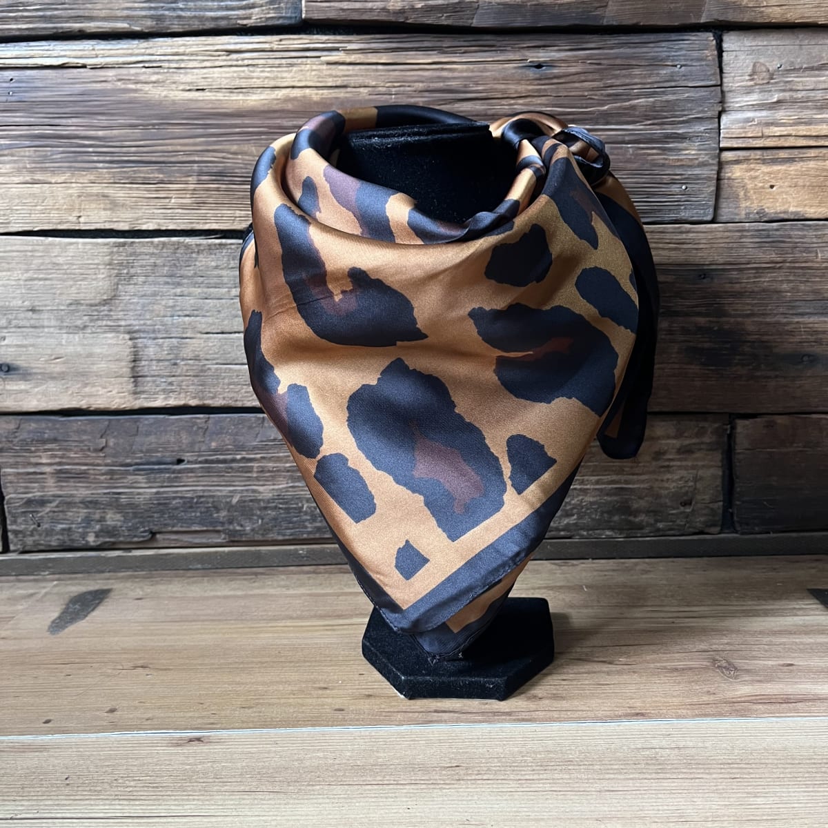 Pañuelo seda 70*70 cms animal print leopardo camel negro1