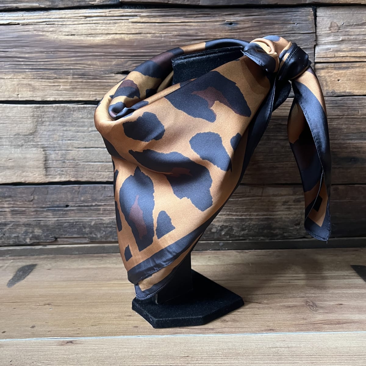Pañuelo seda 70*70 cms animal print leopardo camel negro2