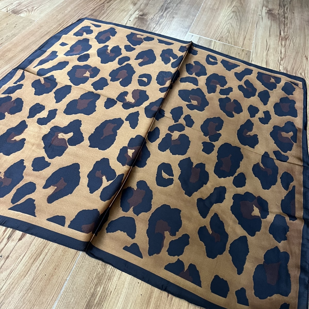 Pañuelo seda 70*70 cms animal print leopardo camel negro4