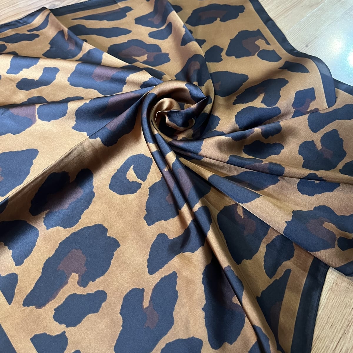 Pañuelo seda 70*70 cms animal print leopardo camel negro3