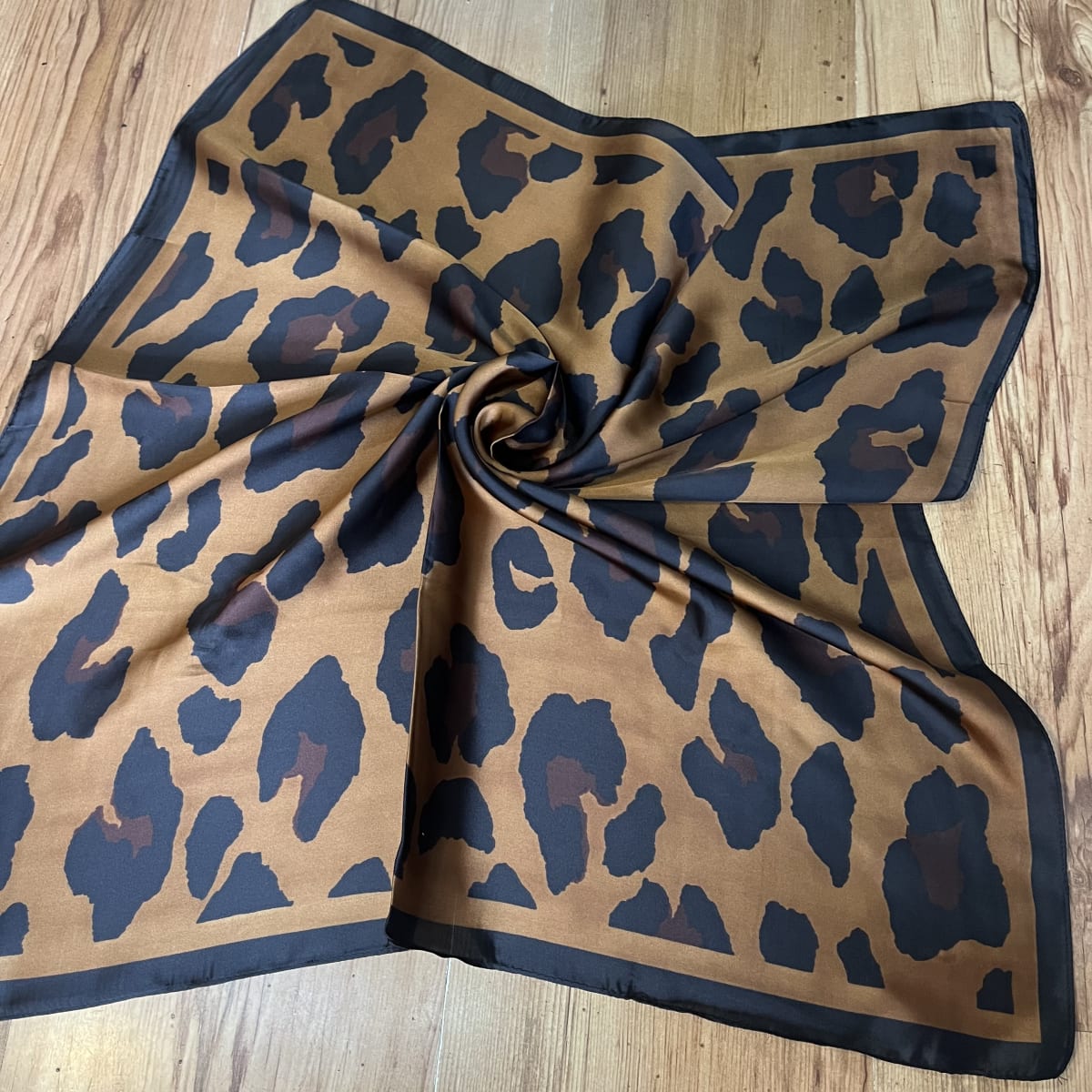 Pañuelo seda 70*70 cms animal print leopardo camel negro5