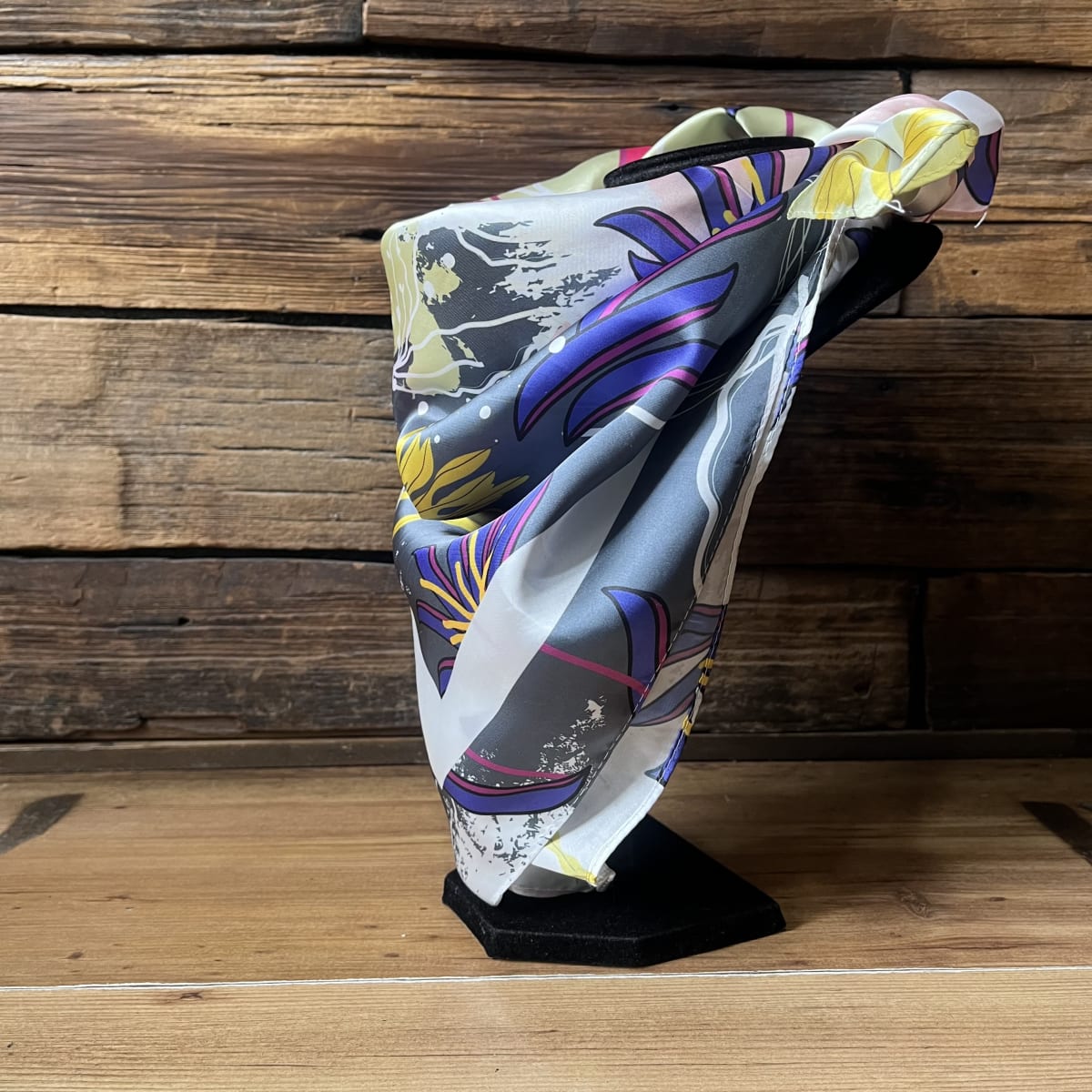 Pañuelo seda 70*70 cms jardin de hojas fucsia y azul3