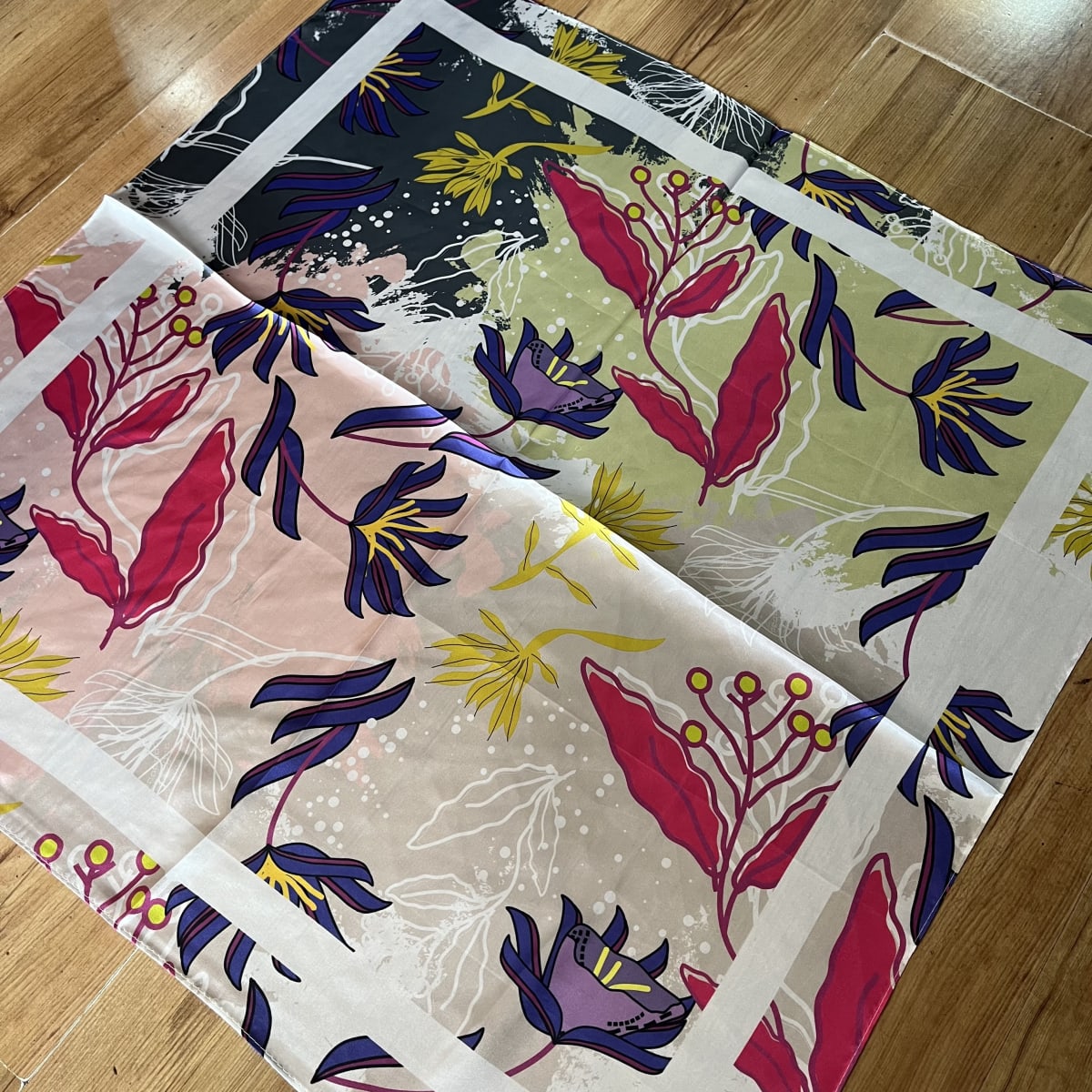Pañuelo seda 70*70 cms jardin de hojas fucsia y azul4