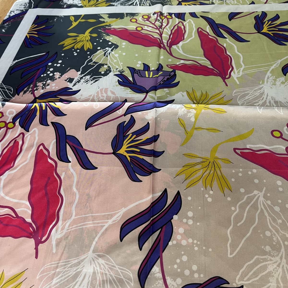 Pañuelo seda 70*70 cms jardin de hojas fucsia y azul5