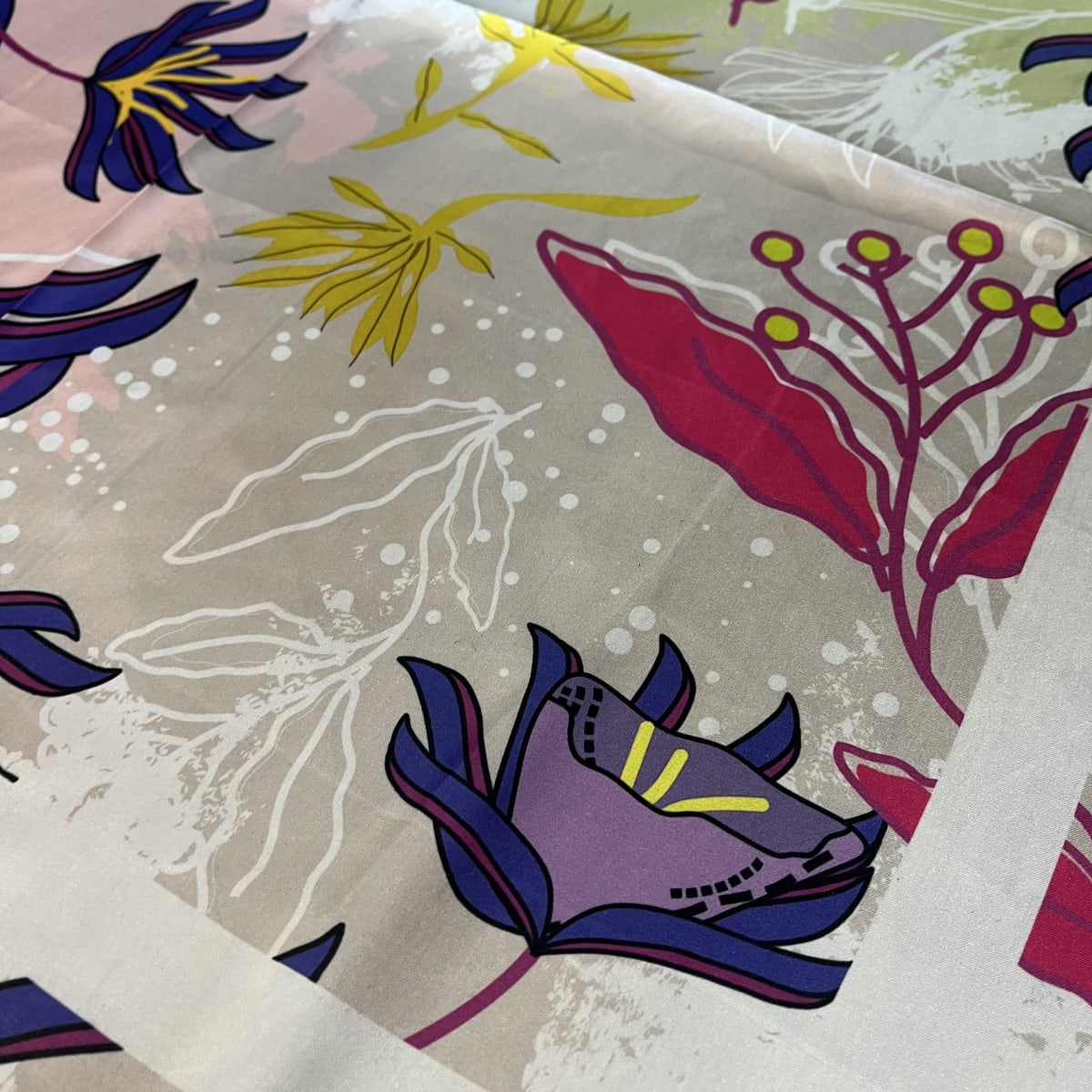 Pañuelo seda 70*70 cms jardin de hojas fucsia y azul6