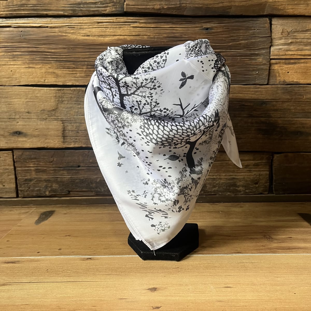 Pañuelo seda 70*70 cms bosque blanco y negro1