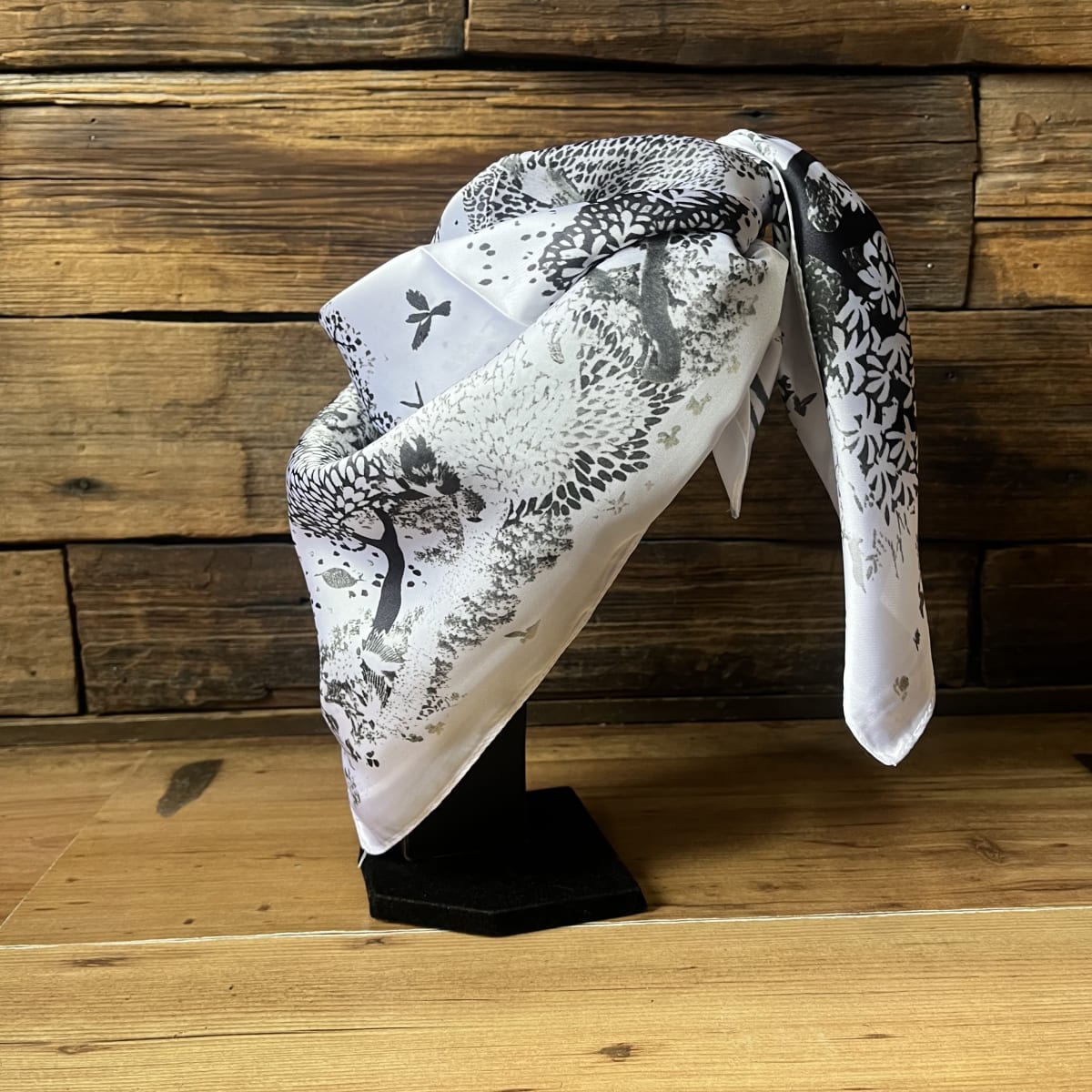 Pañuelo seda 70*70 cms bosque blanco y negro2