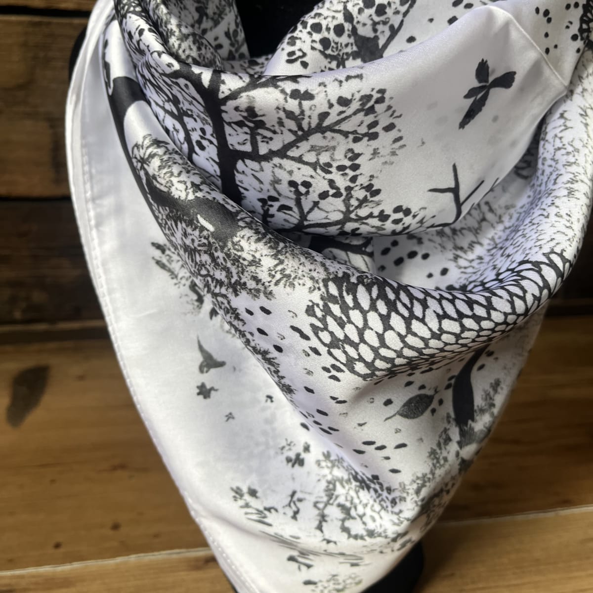 Pañuelo seda 70*70 cms bosque blanco y negro3