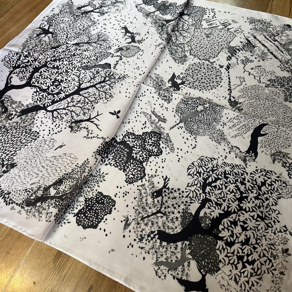 Pañuelo seda 70*70 cms bosque blanco y negro4