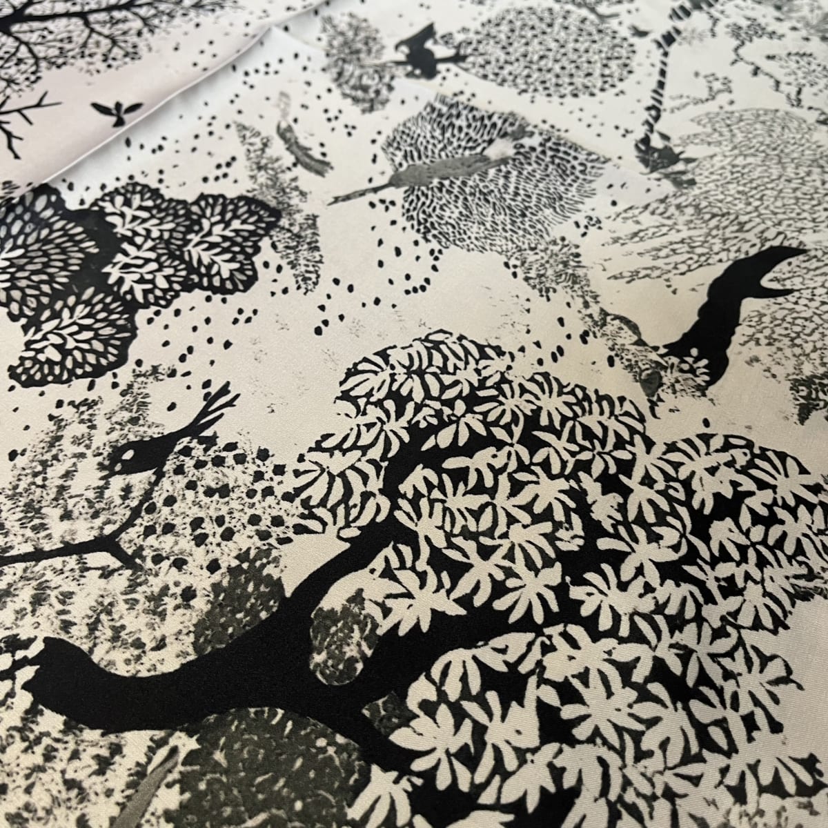 Pañuelo seda 70*70 cms bosque blanco y negro5