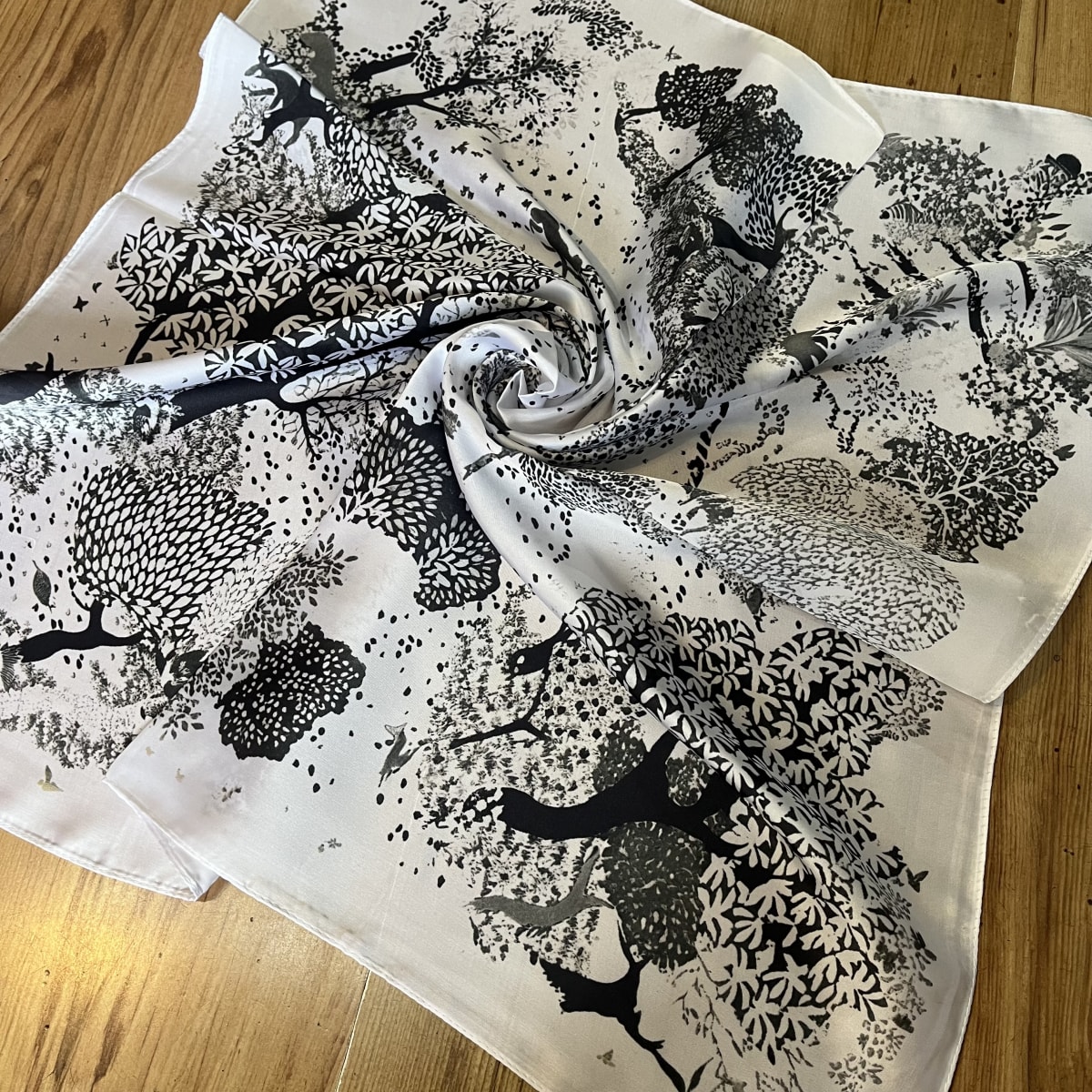 Pañuelo seda 70*70 cms bosque blanco y negro6