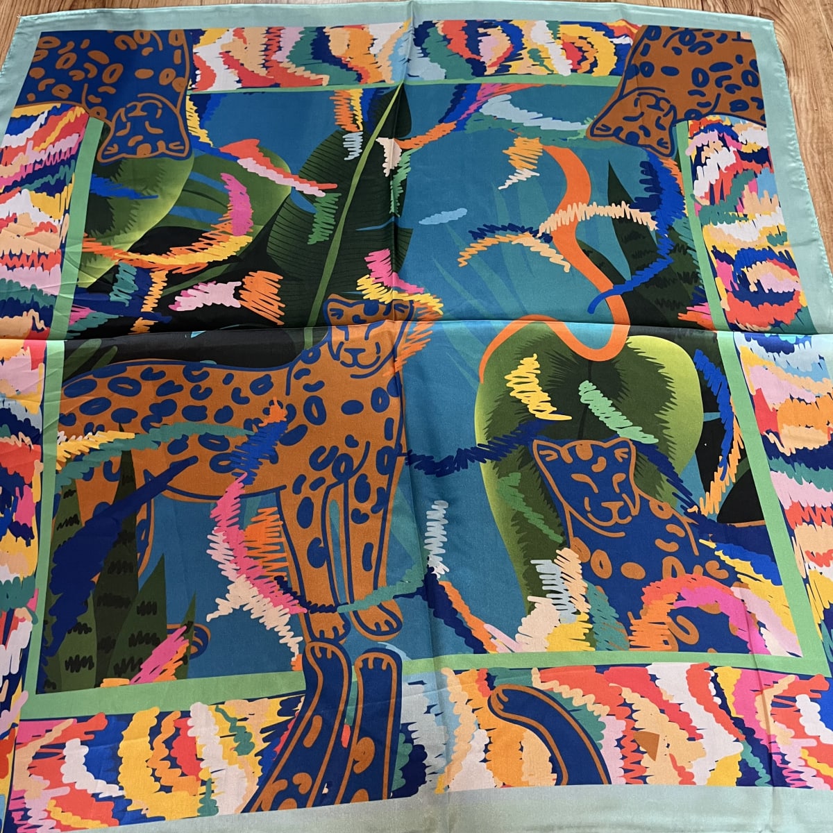 Pañuelo seda 70*70 cms leopardo selva tropical fluor3