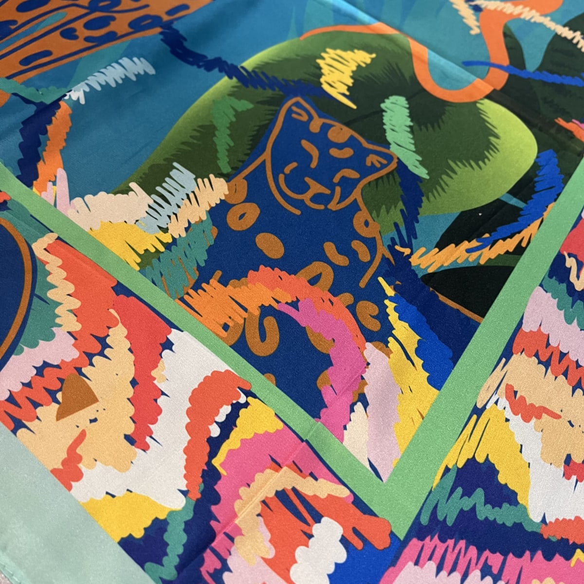 Pañuelo seda 70*70 cms leopardo selva tropical fluor4