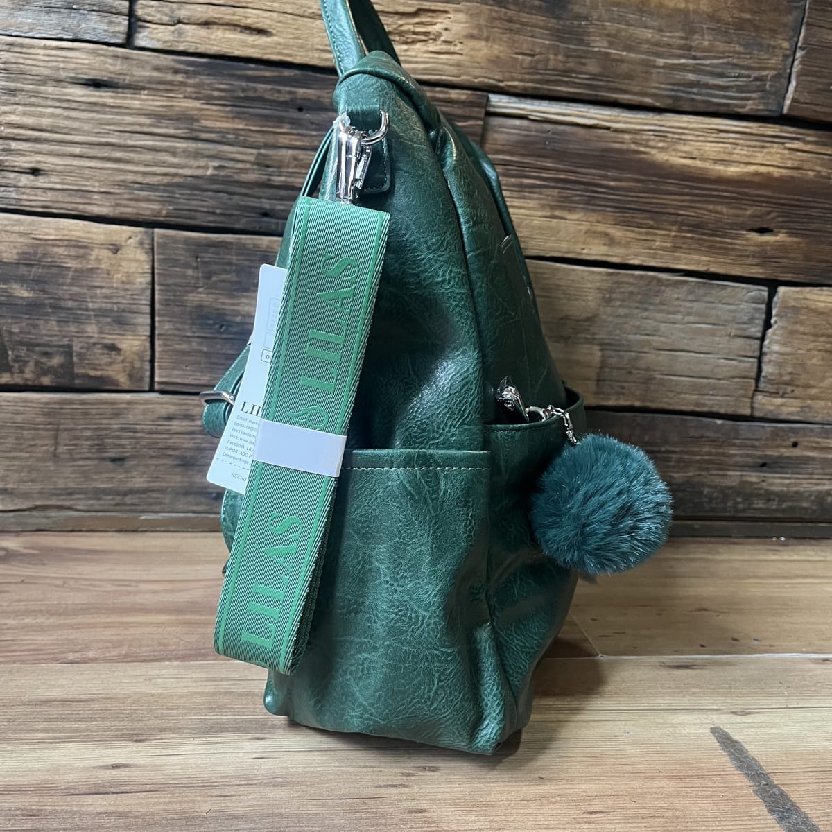 Mochila Lilás antirrobo verde ecocuero y llavero2