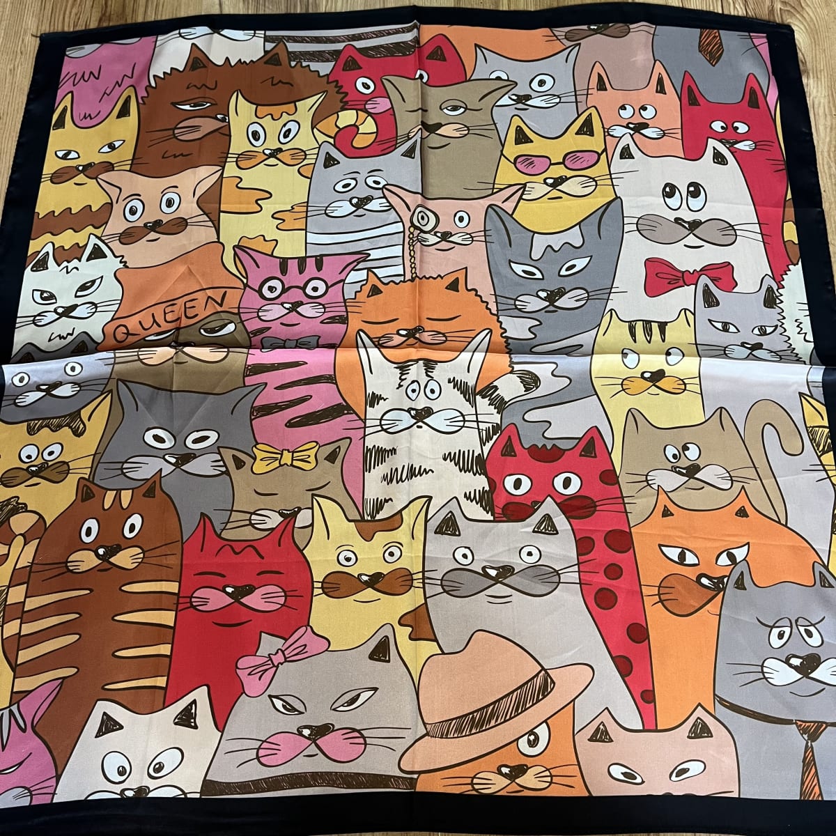 Pañuelo seda 70*70 cms gatitos queen multitud4
