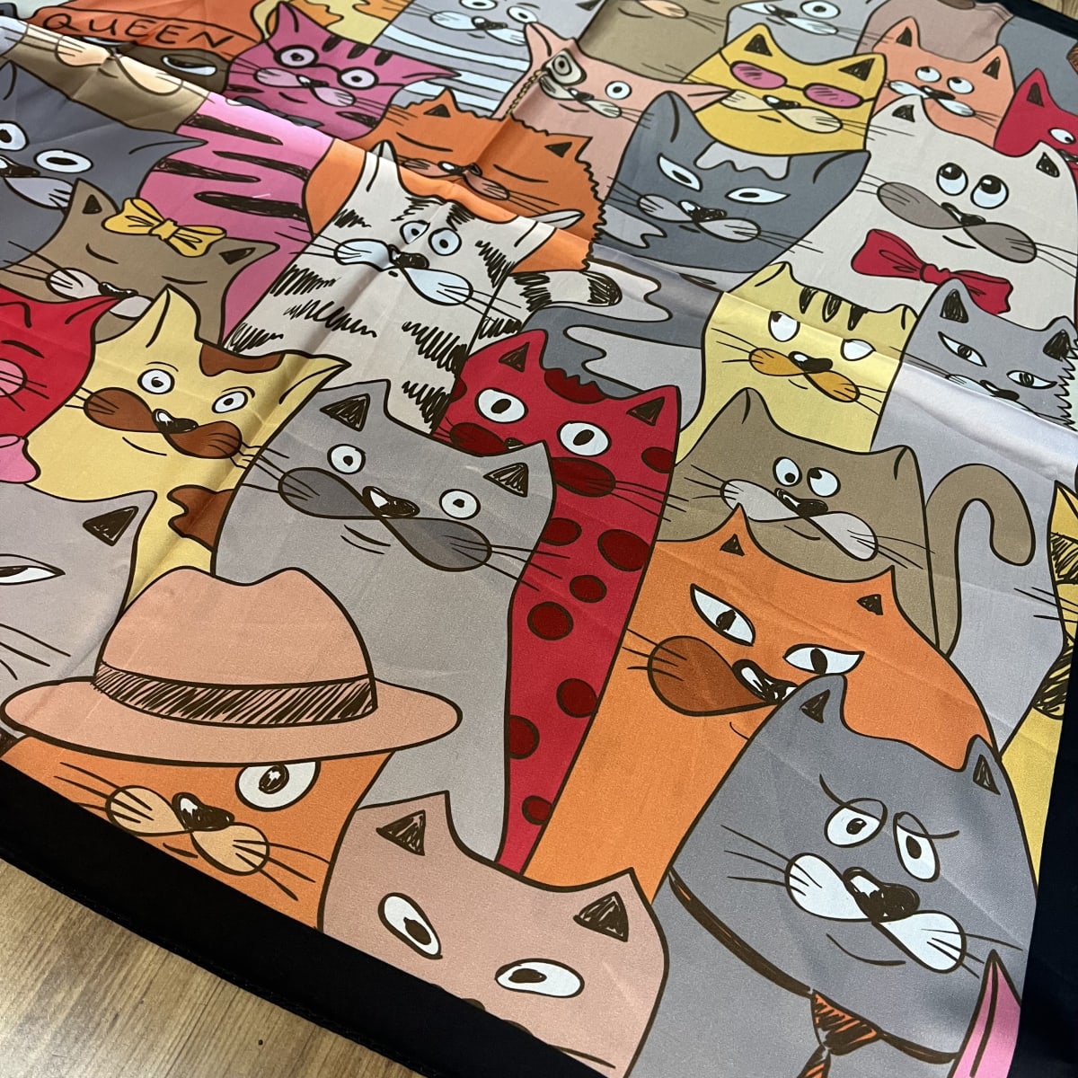 Pañuelo seda 70*70 cms gatitos queen multitud5
