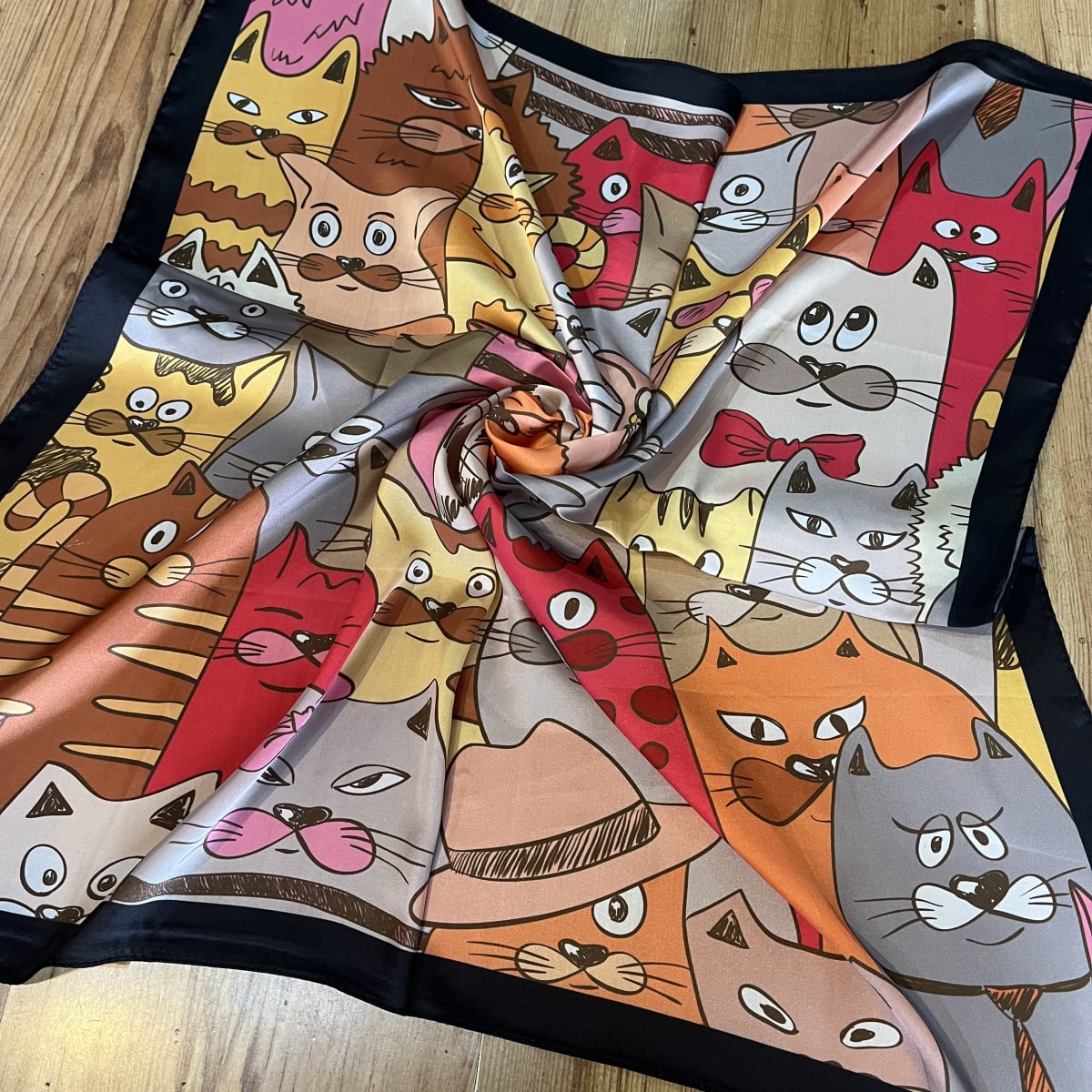 Pañuelo seda 70*70 cms gatitos queen multitud2