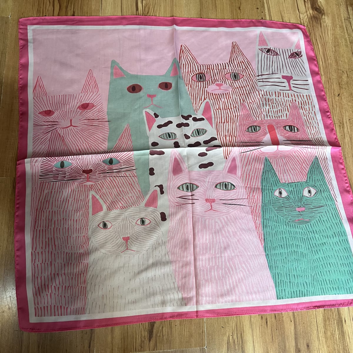 Pañuelo seda 70*70 cms gatitos pastel2