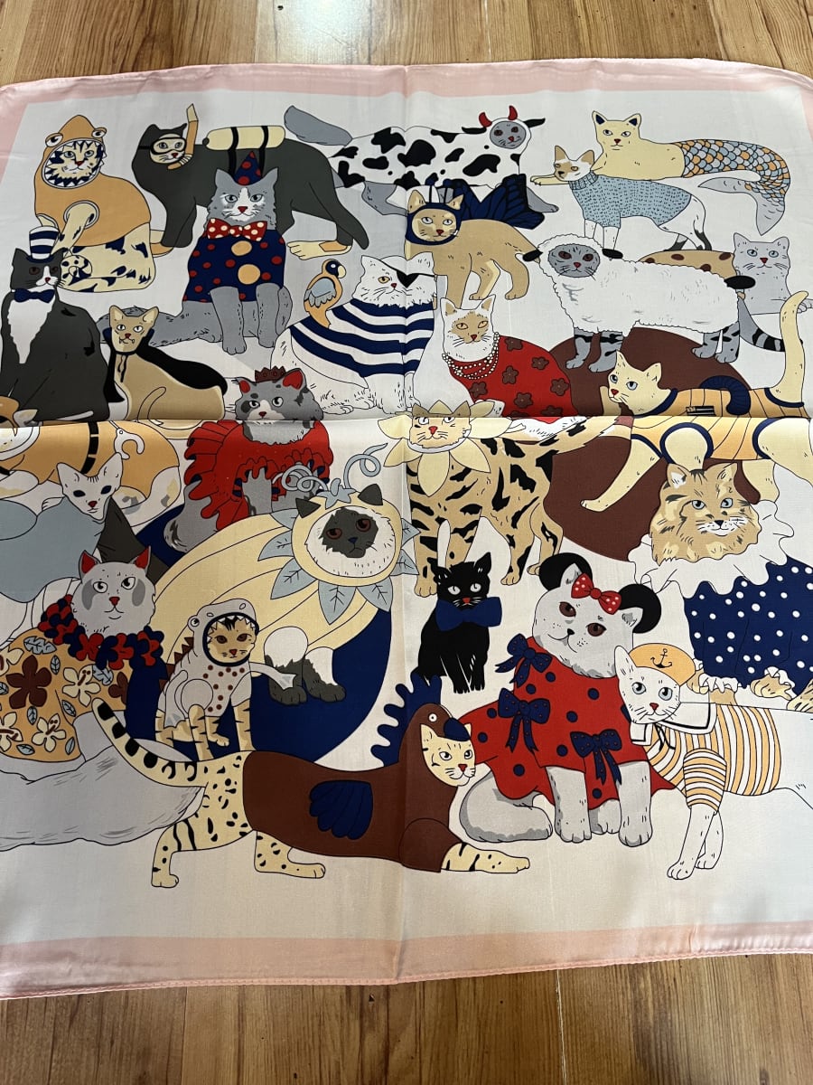 Pañuelo seda 70*70 cms fiesta de gatos fondo blanco4