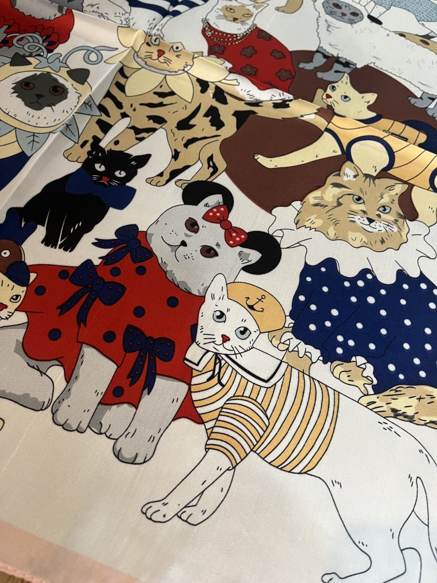 Pañuelo seda 70*70 cms fiesta de gatos fondo blanco2