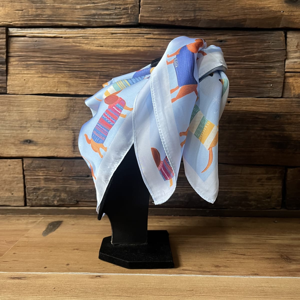 Pañuelo seda 70*70 cms perritos salchichas celeste2