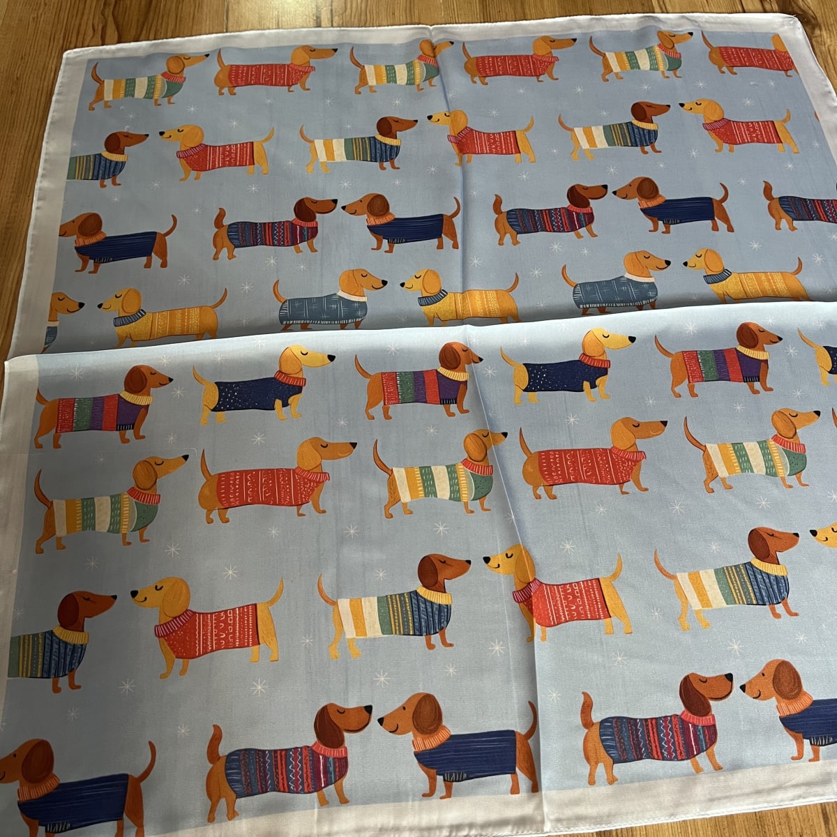 Pañuelo seda 70*70 cms perritos salchichas celeste5