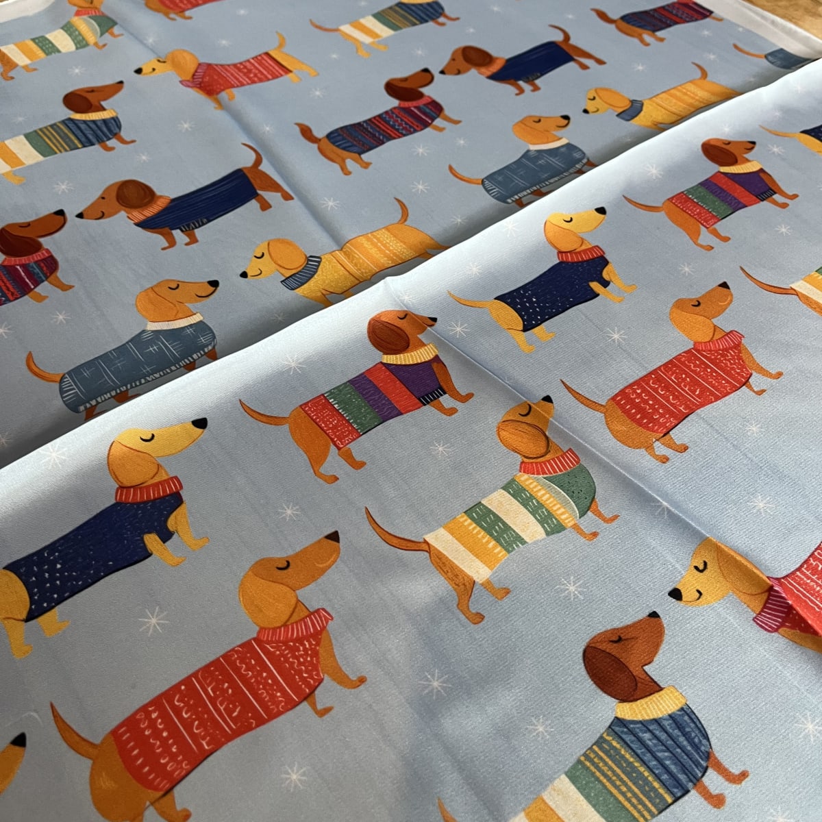 Pañuelo seda 70*70 cms perritos salchichas celeste4