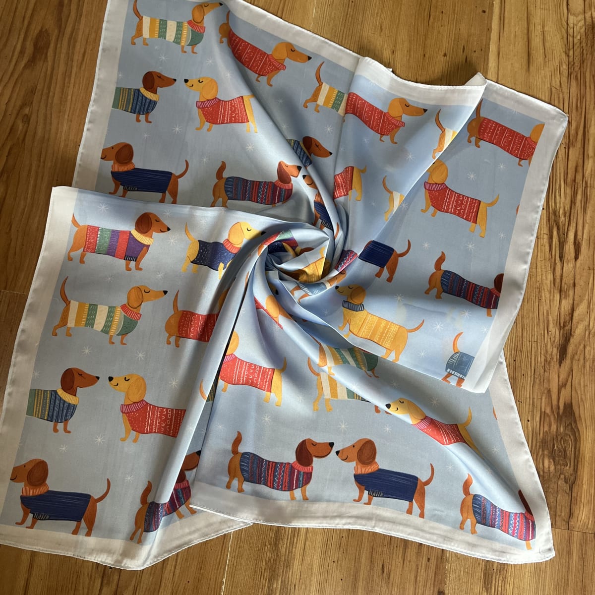 Pañuelo seda 70*70 cms perritos salchichas celeste3