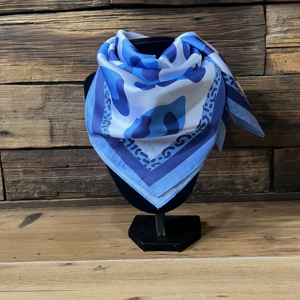 Pañuelo seda 70*70 cms animal print azul celeste1