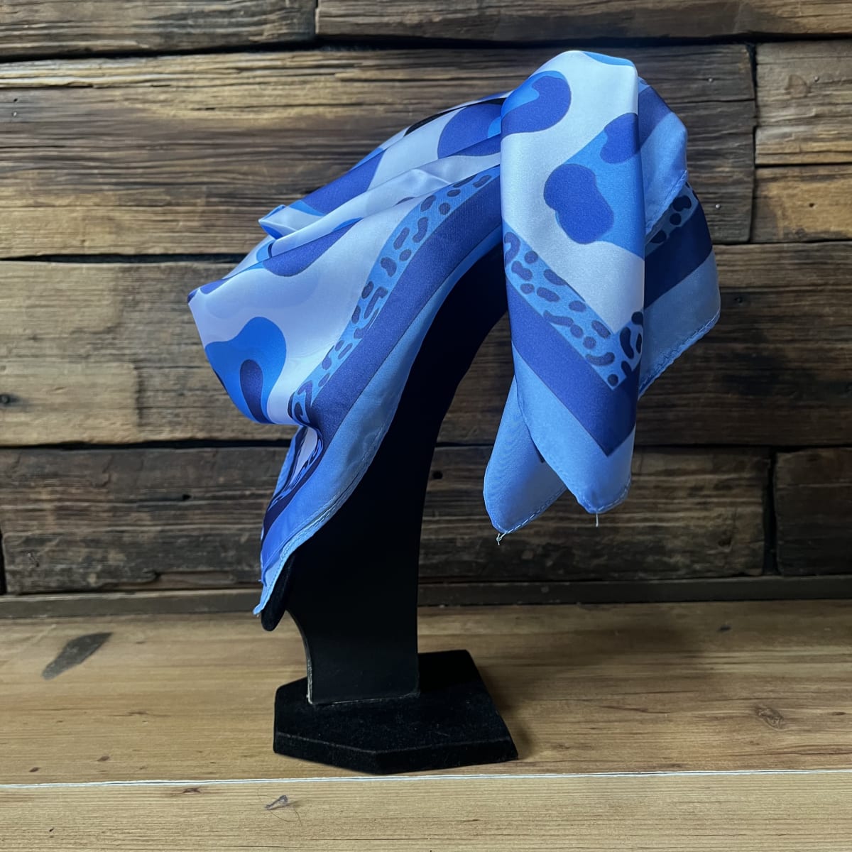 Pañuelo seda 70*70 cms animal print azul celeste2