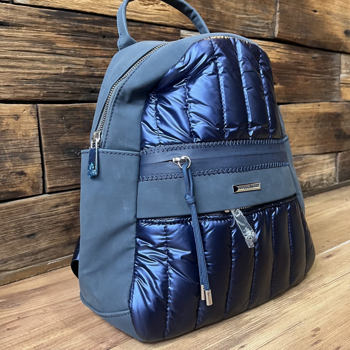 Mochila Lilás azul acolchado metalizado y ecocuero2