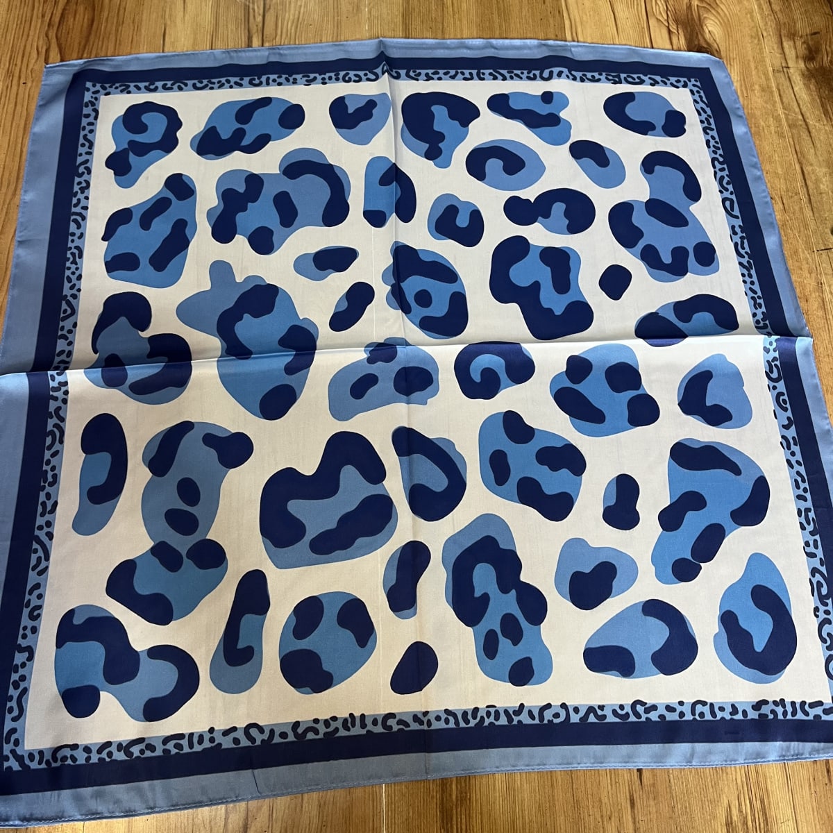 Pañuelo seda 70*70 cms animal print azul celeste3