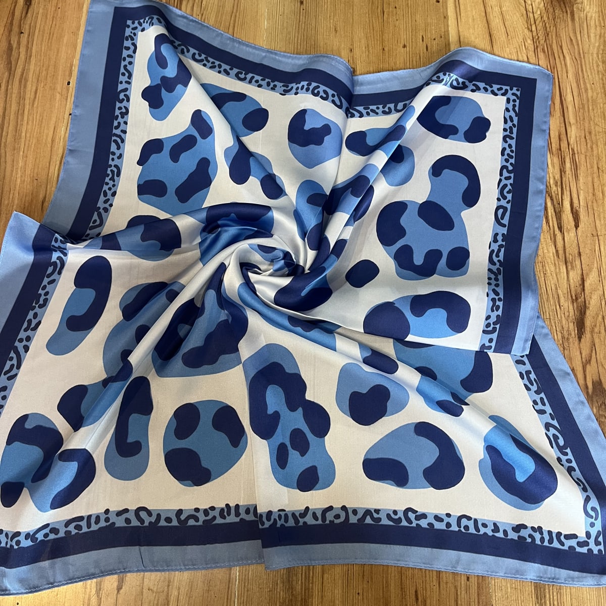 Pañuelo seda 70*70 cms animal print azul celeste4