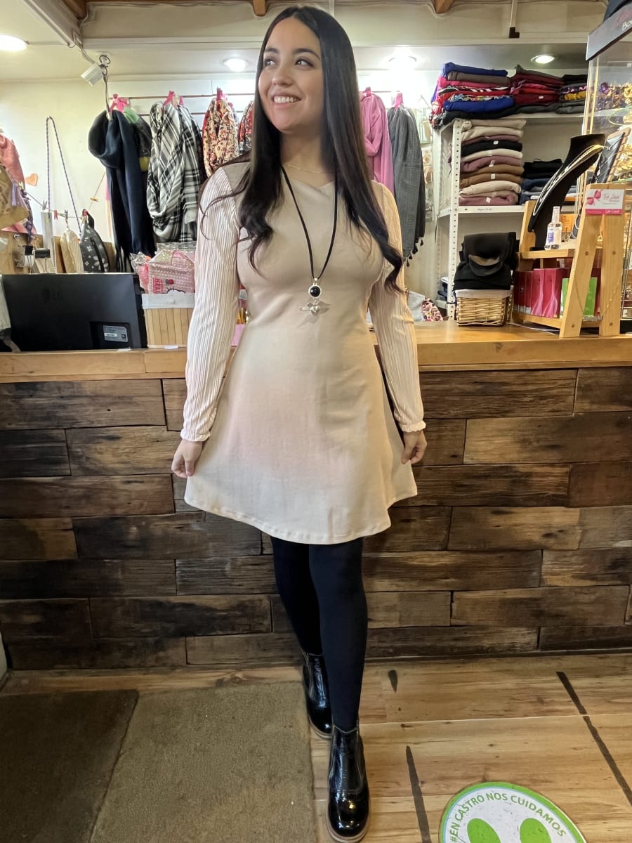 Vestido Catalina cuello redondo beige punto roma mangas plisadas3