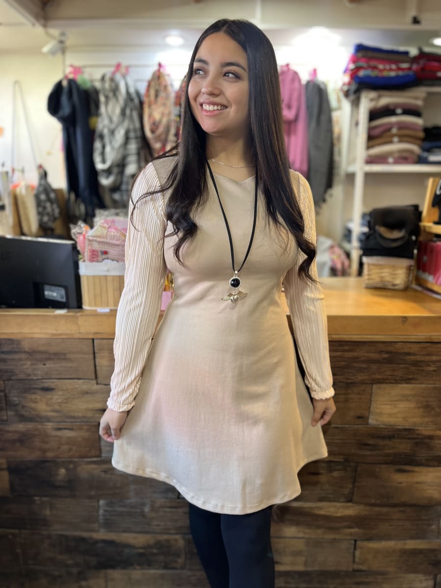 Vestido Catalina cuello redondo beige punto roma mangas plisadas4