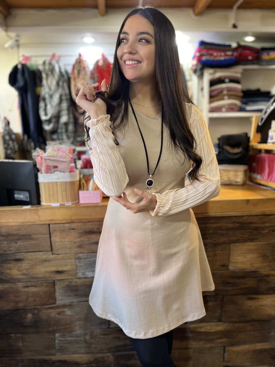 Vestido Catalina cuello redondo beige punto roma mangas plisadas1