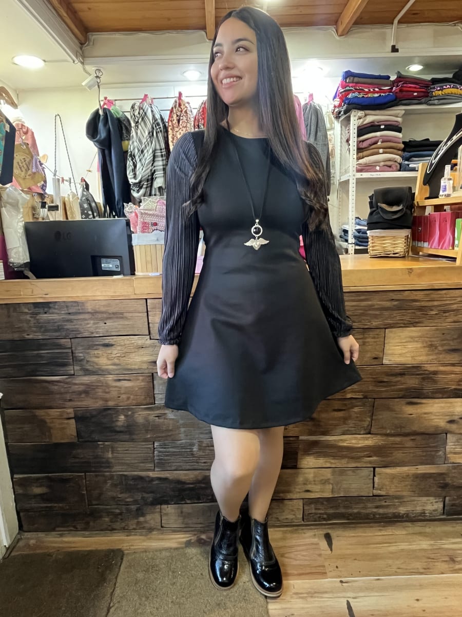 Vestido Catalina cuello redondo negro punto roma mangas plisadas4