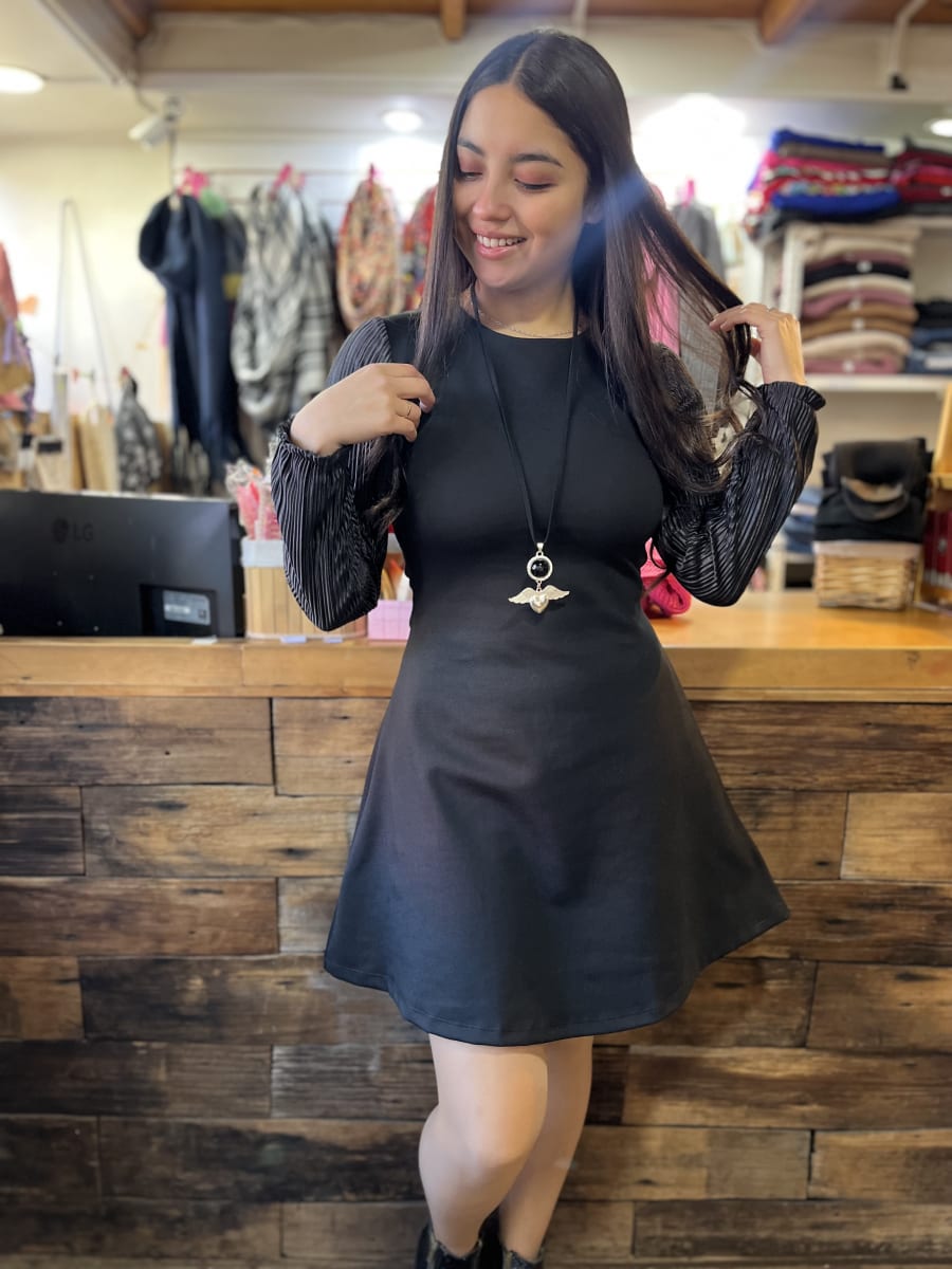 Vestido Catalina cuello redondo negro punto roma mangas plisadas1
