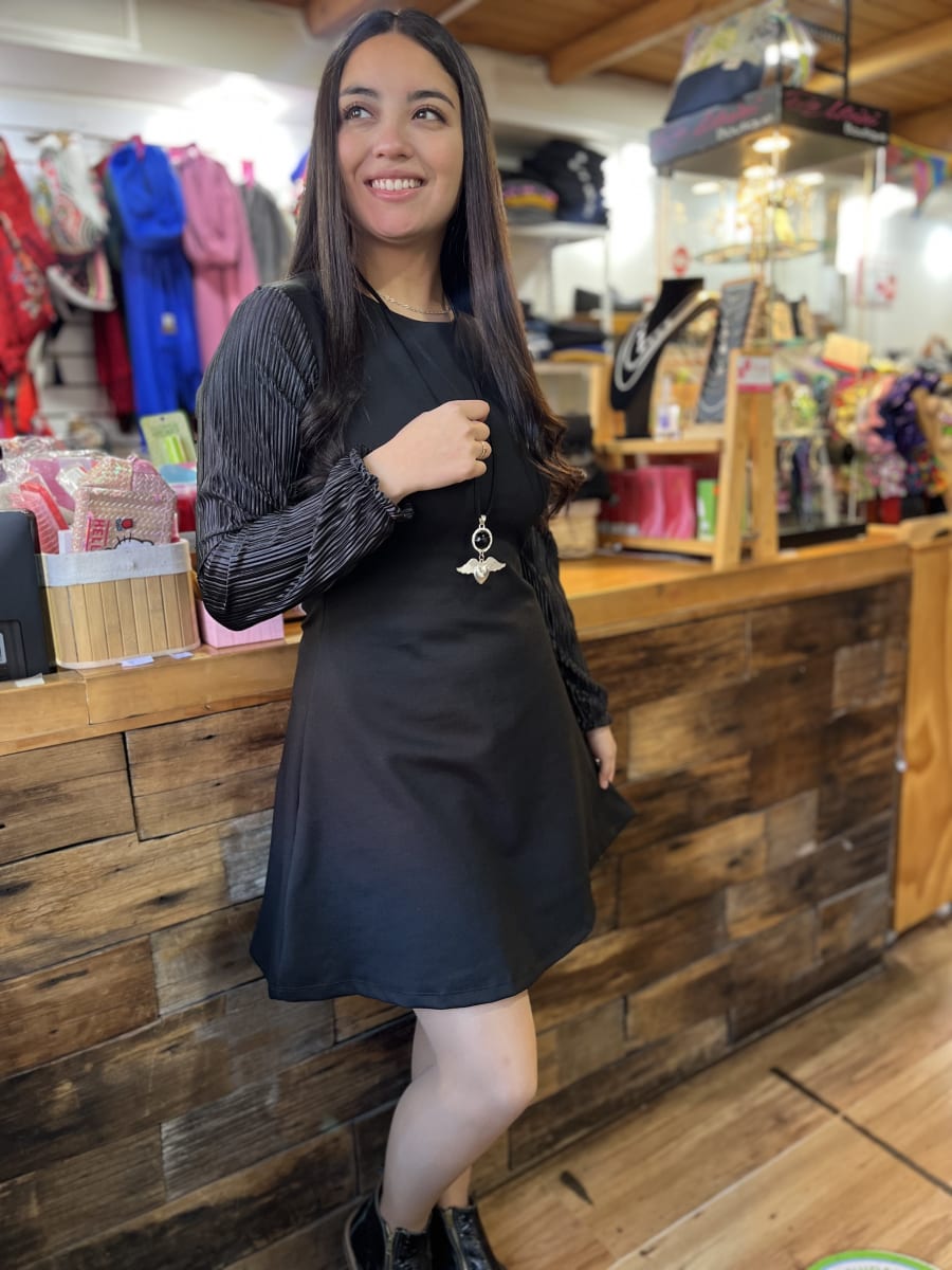 Vestido Catalina cuello redondo negro punto roma mangas plisadas2