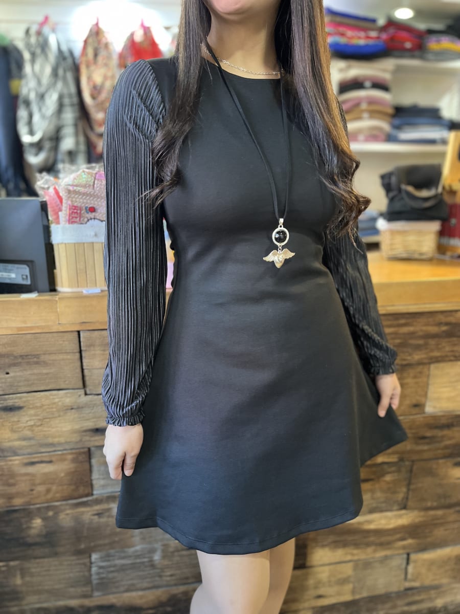 Vestido Catalina cuello redondo negro punto roma mangas plisadas3