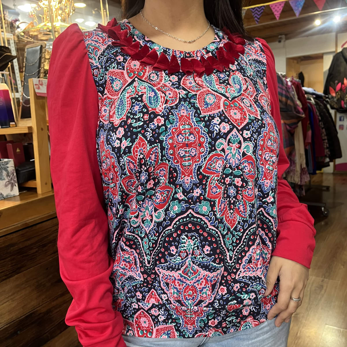Polera Santa princesa mandalas rojas4